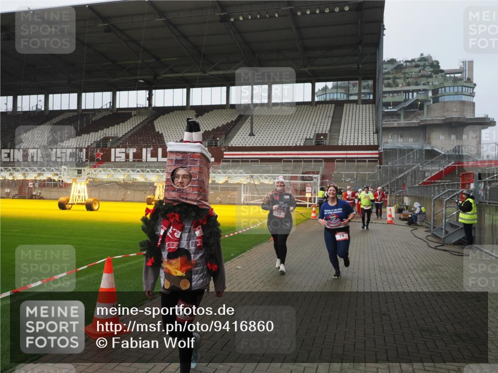 07.12.2025 - St. Pauli X-Mass-Run No. 15 Fabian Wolf http://msf.ph/oto/9416860 07.12.2025 11:12:15 Ziel 76, 79, 218, 388, 416, 597, 605, 671, 682, 695, 718, 819, 836, 839, 888, 1246, 1278 meine-sportfotos.de