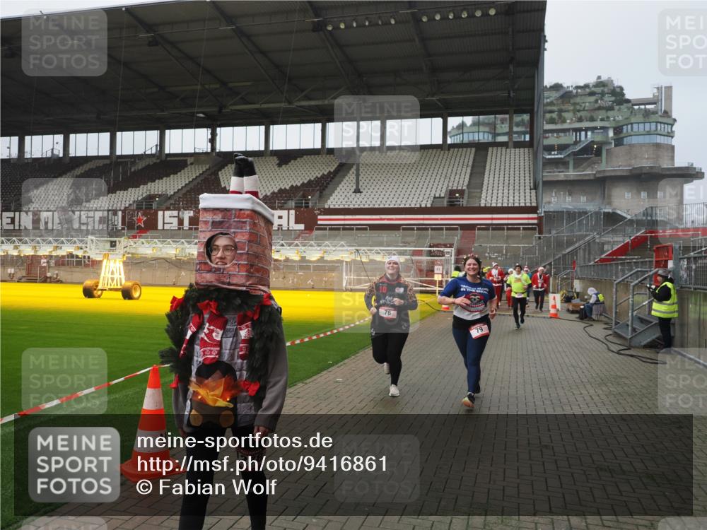 07.12.2025 - St. Pauli X-Mass-Run No. 15 Fabian Wolf http://msf.ph/oto/9416861 07.12.2025 11:12:15 Ziel 76, 79, 218, 388, 416, 597, 605, 671, 682, 695, 718, 819, 836, 839, 888, 1246, 1278 meine-sportfotos.de