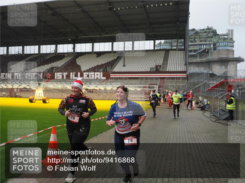 07.12.2025 - St. Pauli X-Mass-Run No. 15 Fabian Wolf http://msf.ph/oto/9416868 07.12.2025 11:12:16 Ziel 76, 79, 218, 388, 416, 597, 605, 671, 682, 695, 718, 819, 836, 839, 888, 1246, 1278 meine-sportfotos.de