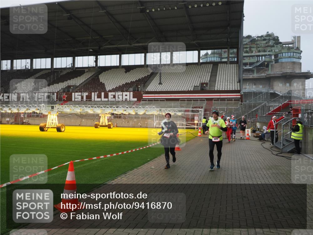 07.12.2025 - St. Pauli X-Mass-Run No. 15 Fabian Wolf http://msf.ph/oto/9416870 07.12.2025 11:12:18 Ziel 76, 79, 218, 388, 416, 597, 605, 671, 682, 718, 819, 836, 839, 888, 1246, 1278, 2858 meine-sportfotos.de