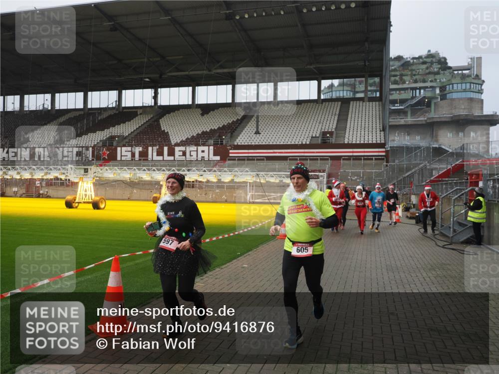 07.12.2025 - St. Pauli X-Mass-Run No. 15 Fabian Wolf http://msf.ph/oto/9416876 07.12.2025 11:12:20 Ziel 76, 79, 218, 416, 597, 605, 671, 682, 718, 836, 839, 888, 1246, 1278, 2858 meine-sportfotos.de