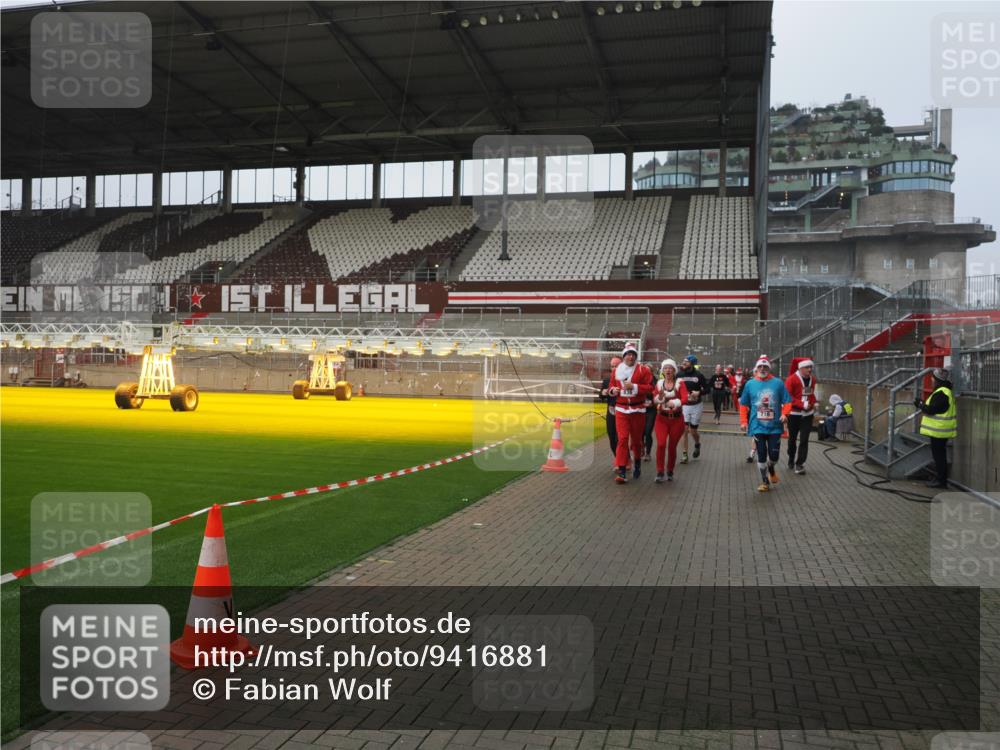 07.12.2025 - St. Pauli X-Mass-Run No. 15 Fabian Wolf http://msf.ph/oto/9416881 07.12.2025 11:12:22 Ziel 46, 76, 79, 218, 597, 605, 663, 671, 682, 718, 836, 839, 888, 2858 meine-sportfotos.de