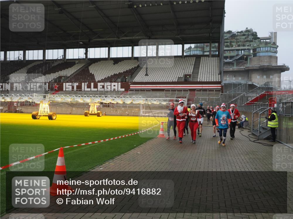 07.12.2025 - St. Pauli X-Mass-Run No. 15 Fabian Wolf http://msf.ph/oto/9416882 07.12.2025 11:12:22 Ziel 46, 76, 79, 218, 597, 605, 663, 671, 682, 718, 836, 839, 888, 2858 meine-sportfotos.de