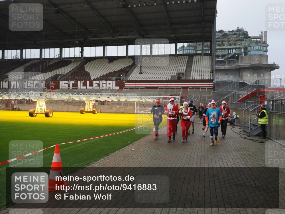 07.12.2025 - St. Pauli X-Mass-Run No. 15 Fabian Wolf http://msf.ph/oto/9416883 07.12.2025 11:12:22 Ziel 46, 76, 79, 218, 597, 605, 663, 671, 682, 718, 836, 839, 888, 2858 meine-sportfotos.de