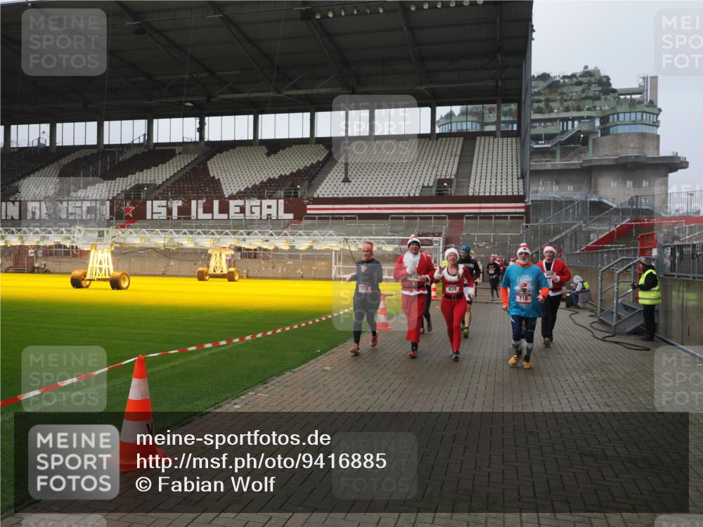 07.12.2025 - St. Pauli X-Mass-Run No. 15 Fabian Wolf http://msf.ph/oto/9416885 07.12.2025 11:12:23 Ziel 46, 76, 79, 218, 597, 605, 663, 671, 682, 718, 836, 839, 888, 2858 meine-sportfotos.de
