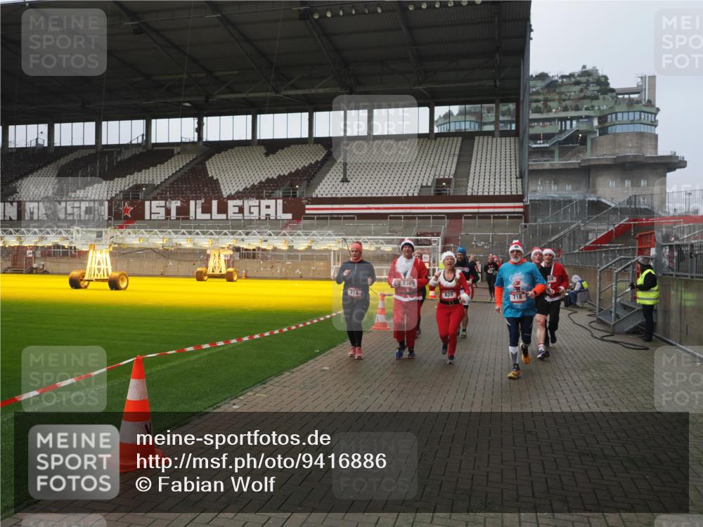 07.12.2025 - St. Pauli X-Mass-Run No. 15 Fabian Wolf http://msf.ph/oto/9416886 07.12.2025 11:12:23 Ziel 46, 76, 79, 218, 597, 605, 663, 671, 682, 718, 836, 839, 888, 2858 meine-sportfotos.de