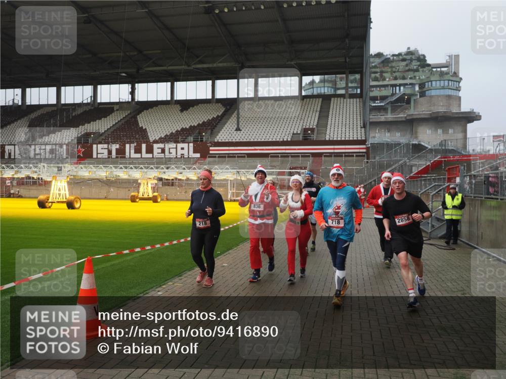 07.12.2025 - St. Pauli X-Mass-Run No. 15 Fabian Wolf http://msf.ph/oto/9416890 07.12.2025 11:12:24 Ziel 46, 76, 79, 218, 597, 605, 663, 671, 682, 718, 836, 839, 888, 2858 meine-sportfotos.de