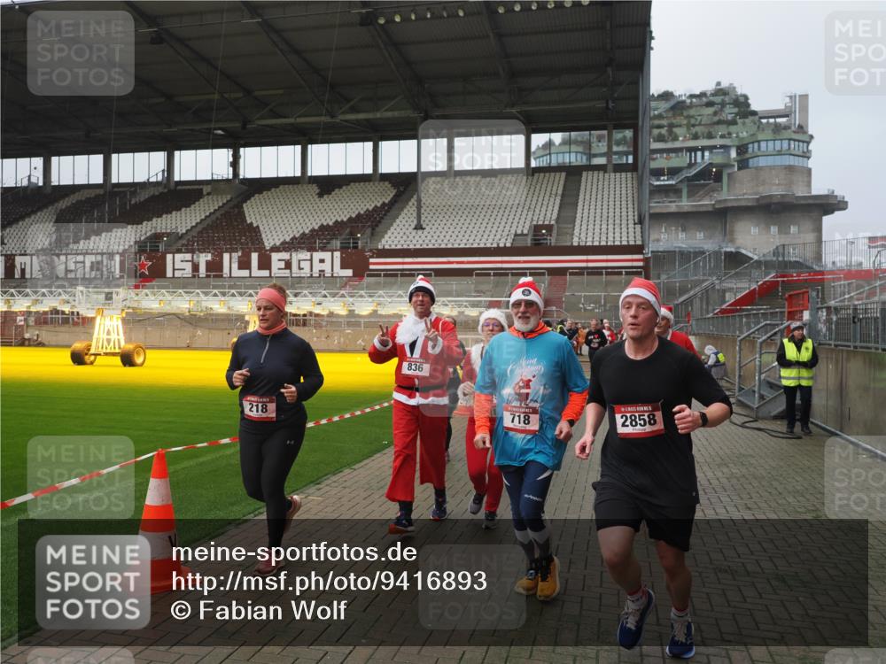07.12.2025 - St. Pauli X-Mass-Run No. 15 Fabian Wolf http://msf.ph/oto/9416893 07.12.2025 11:12:25 Ziel 46, 76, 79, 218, 489, 597, 605, 663, 671, 682, 718, 836, 839, 888, 1142, 2858 meine-sportfotos.de