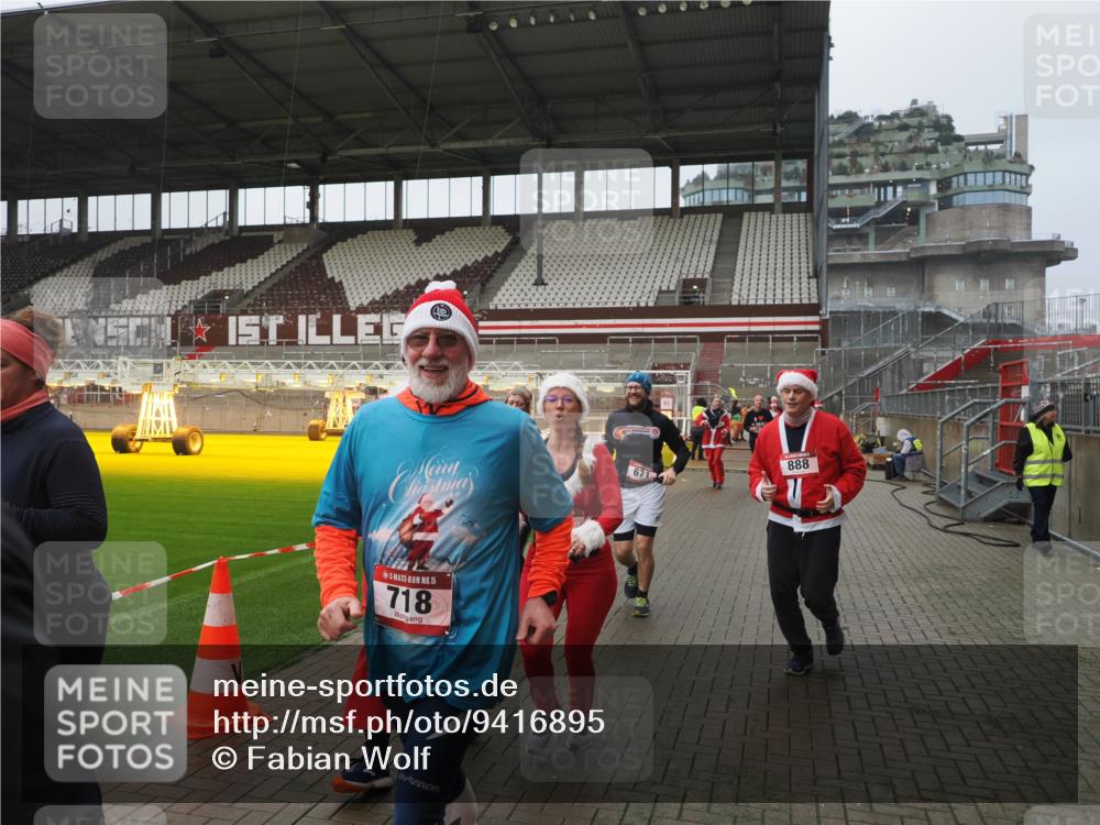 07.12.2025 - St. Pauli X-Mass-Run No. 15 Fabian Wolf http://msf.ph/oto/9416895 07.12.2025 11:12:25 Ziel 46, 76, 79, 218, 489, 597, 605, 663, 671, 682, 718, 836, 839, 888, 1142, 2858 meine-sportfotos.de