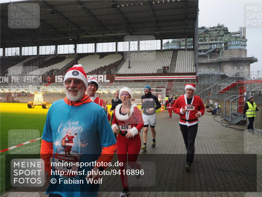 07.12.2025 - St. Pauli X-Mass-Run No. 15 Fabian Wolf http://msf.ph/oto/9416896 07.12.2025 11:12:25 Ziel 46, 76, 79, 218, 489, 597, 605, 663, 671, 682, 718, 836, 839, 888, 1142, 2858 meine-sportfotos.de