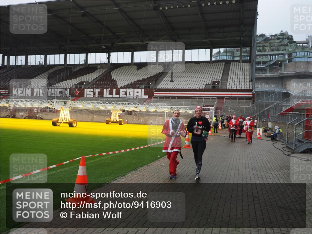 07.12.2025 - St. Pauli X-Mass-Run No. 15 Fabian Wolf http://msf.ph/oto/9416903 07.12.2025 11:12:30 Ziel 46, 218, 489, 597, 605, 663, 671, 682, 718, 836, 839, 888, 1142, 1261, 1423, 1609, 1610, 2858 meine-sportfotos.de