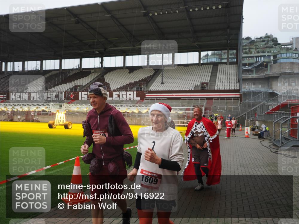 07.12.2025 - St. Pauli X-Mass-Run No. 15 Fabian Wolf http://msf.ph/oto/9416922 07.12.2025 11:12:38 Ziel 46, 489, 663, 1142, 1261, 1420, 1422, 1423, 1609, 1610 meine-sportfotos.de