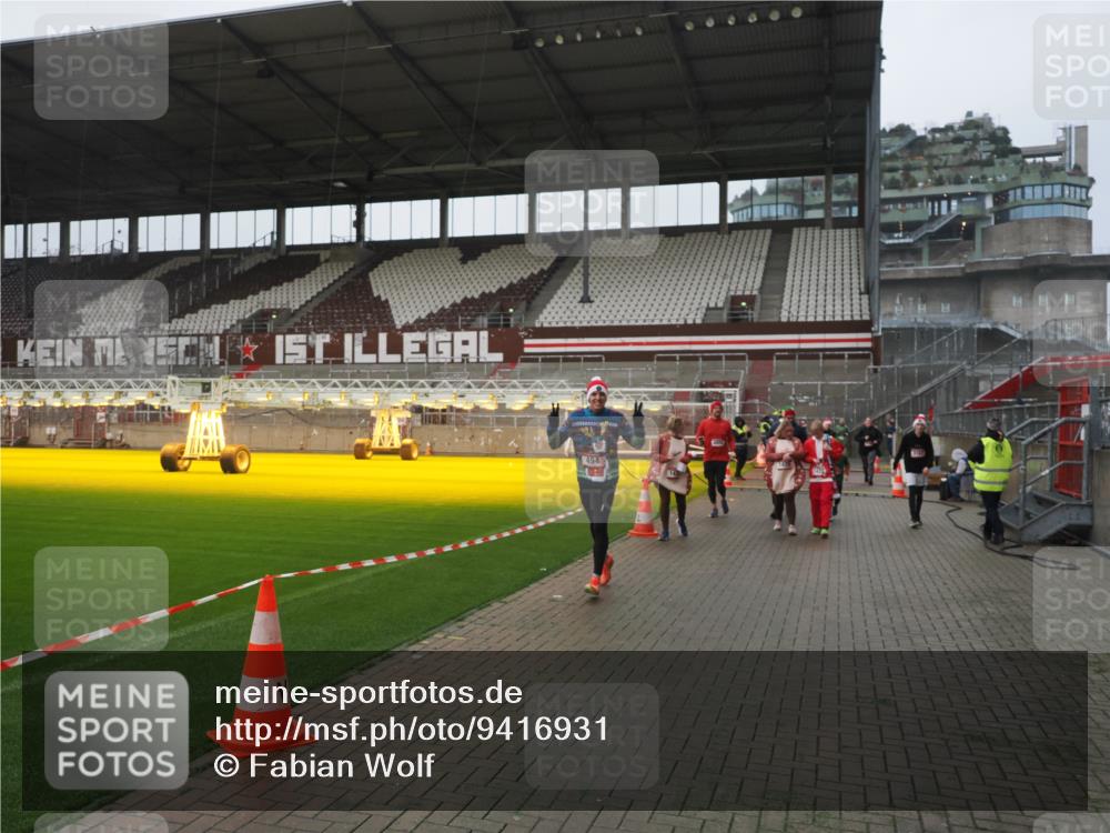 07.12.2025 - St. Pauli X-Mass-Run No. 15 Fabian Wolf http://msf.ph/oto/9416931 07.12.2025 11:12:46 Ziel 494, 1261, 1420, 1422, 1423, 1609, 1610, 3167, 4794, 4795, 4796, 4802, 4804 meine-sportfotos.de