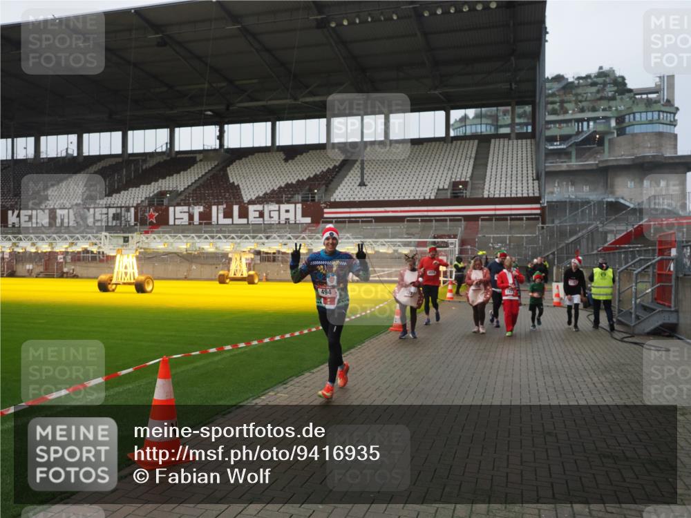 07.12.2025 - St. Pauli X-Mass-Run No. 15 Fabian Wolf http://msf.ph/oto/9416935 07.12.2025 11:12:47 Ziel 494, 1261, 1420, 1422, 1423, 3167, 4794, 4795, 4796, 4802, 4804 meine-sportfotos.de