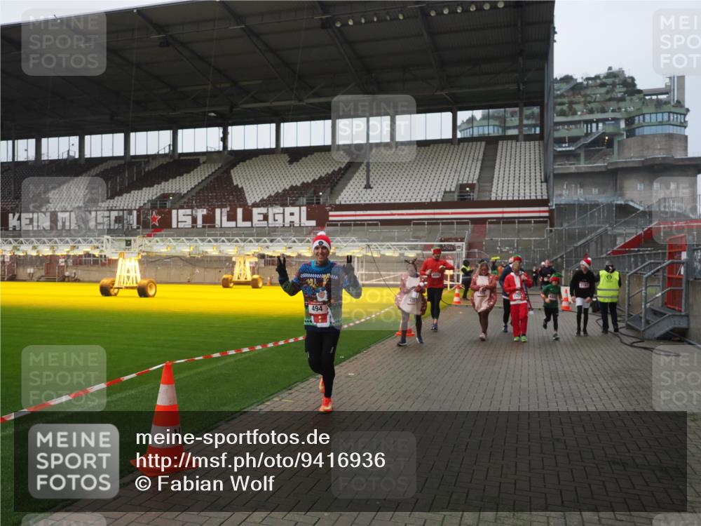 07.12.2025 - St. Pauli X-Mass-Run No. 15 Fabian Wolf http://msf.ph/oto/9416936 07.12.2025 11:12:47 Ziel 494, 1261, 1420, 1422, 1423, 3167, 4794, 4795, 4796, 4802, 4804 meine-sportfotos.de