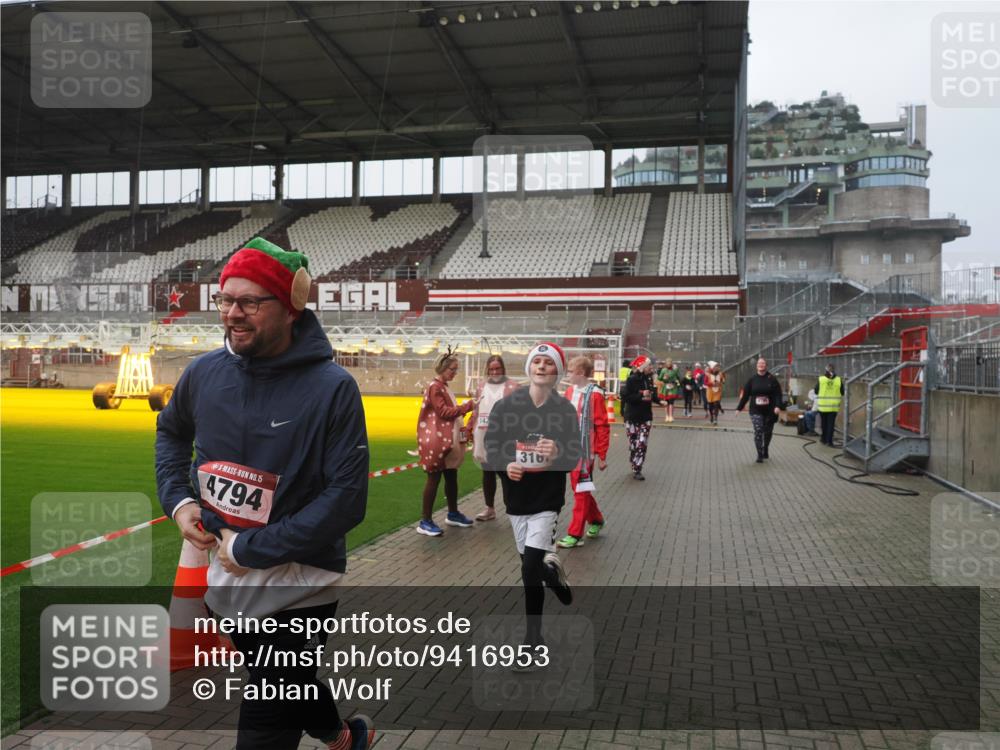 07.12.2025 - St. Pauli X-Mass-Run No. 15 Fabian Wolf http://msf.ph/oto/9416953 07.12.2025 11:12:52 Ziel 494, 681, 919, 1175, 1178, 1420, 1422, 3167, 4794, 4795, 4796, 4802, 4804 meine-sportfotos.de