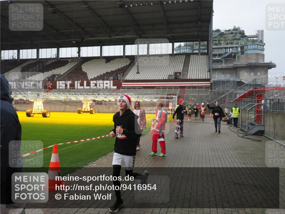 07.12.2025 - St. Pauli X-Mass-Run No. 15 Fabian Wolf http://msf.ph/oto/9416954 07.12.2025 11:12:52 Ziel 494, 681, 919, 1175, 1178, 1420, 1422, 3167, 4794, 4795, 4796, 4802, 4804 meine-sportfotos.de
