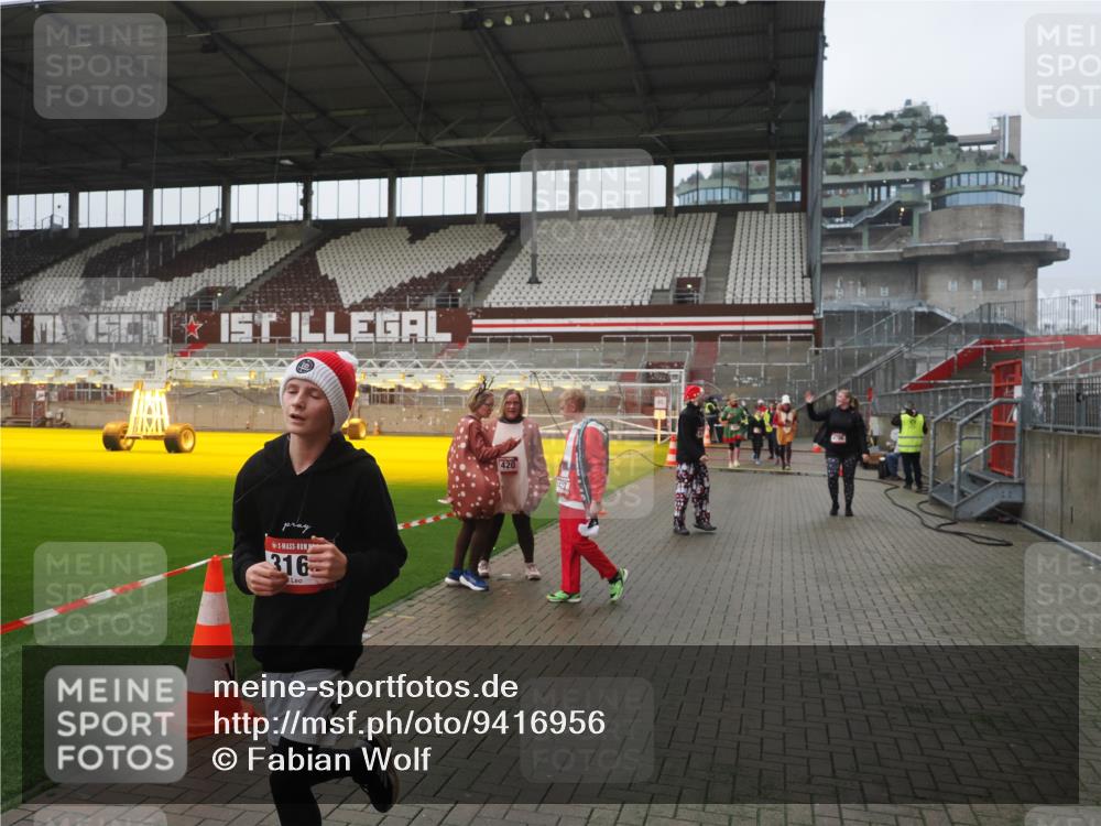 07.12.2025 - St. Pauli X-Mass-Run No. 15 Fabian Wolf http://msf.ph/oto/9416956 07.12.2025 11:12:53 Ziel 494, 681, 919, 1175, 1178, 1420, 1422, 1703, 3167, 4794, 4795, 4796, 4802, 4804 meine-sportfotos.de
