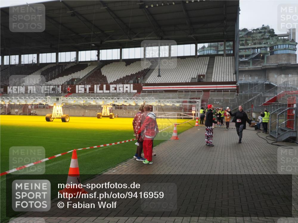 07.12.2025 - St. Pauli X-Mass-Run No. 15 Fabian Wolf http://msf.ph/oto/9416959 07.12.2025 11:12:54 Ziel 494, 681, 919, 1175, 1178, 1420, 1422, 1703, 3167, 4794, 4795, 4796, 4802, 4804 meine-sportfotos.de