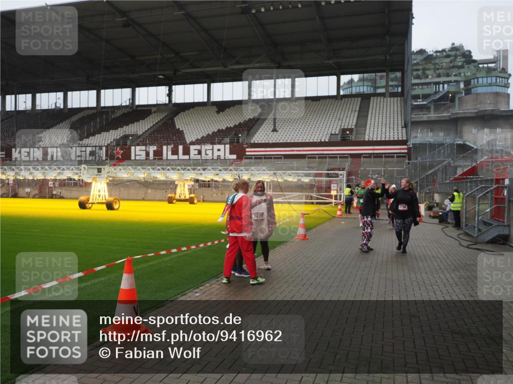 07.12.2025 - St. Pauli X-Mass-Run No. 15 Fabian Wolf http://msf.ph/oto/9416962 07.12.2025 11:12:55 Ziel 494, 681, 683, 684, 919, 1175, 1178, 1420, 1422, 1703, 3167, 4794, 4795, 4796, 4802, 4804 meine-sportfotos.de