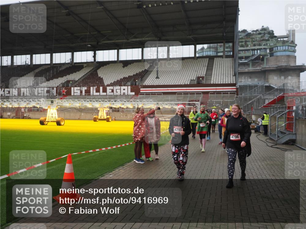 07.12.2025 - St. Pauli X-Mass-Run No. 15 Fabian Wolf http://msf.ph/oto/9416969 07.12.2025 11:12:58 Ziel 494, 681, 683, 684, 919, 1175, 1178, 1703, 3167, 4794, 4795, 4796, 4802, 4804 meine-sportfotos.de
