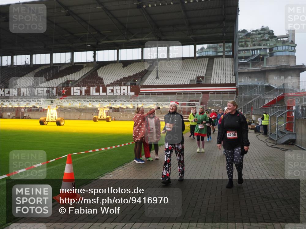 07.12.2025 - St. Pauli X-Mass-Run No. 15 Fabian Wolf http://msf.ph/oto/9416970 07.12.2025 11:12:59 Ziel 494, 681, 683, 684, 919, 1175, 1178, 1703, 3167, 4794, 4795, 4796, 4802, 4804 meine-sportfotos.de