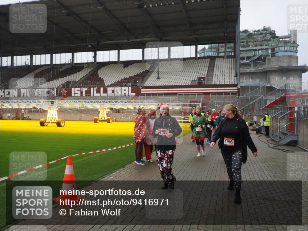 07.12.2025 - St. Pauli X-Mass-Run No. 15 Fabian Wolf http://msf.ph/oto/9416971 07.12.2025 11:12:59 Ziel 494, 681, 683, 684, 919, 1175, 1178, 1703, 3167, 4794, 4795, 4796, 4802, 4804 meine-sportfotos.de