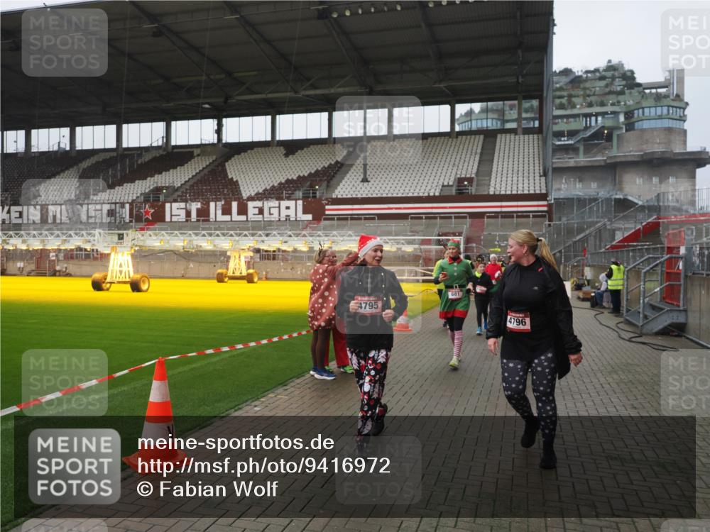 07.12.2025 - St. Pauli X-Mass-Run No. 15 Fabian Wolf http://msf.ph/oto/9416972 07.12.2025 11:12:59 Ziel 494, 681, 683, 684, 919, 1175, 1178, 1703, 3167, 4794, 4795, 4796, 4802, 4804 meine-sportfotos.de