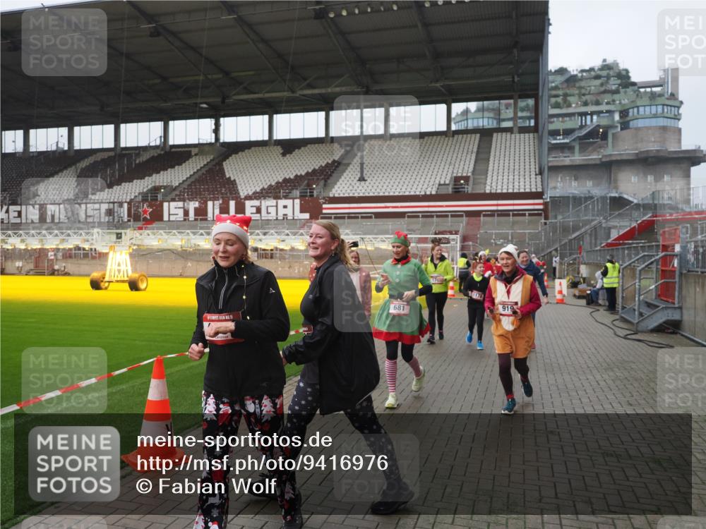07.12.2025 - St. Pauli X-Mass-Run No. 15 Fabian Wolf http://msf.ph/oto/9416976 07.12.2025 11:13:00 Ziel 681, 683, 684, 919, 1175, 1178, 1703, 3167, 4794, 4795, 4796, 4802, 4804 meine-sportfotos.de