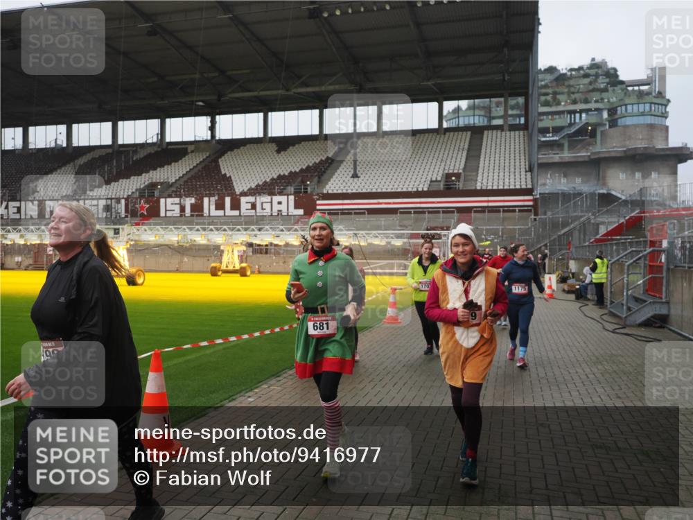 07.12.2025 - St. Pauli X-Mass-Run No. 15 Fabian Wolf http://msf.ph/oto/9416977 07.12.2025 11:13:01 Ziel 681, 683, 684, 919, 1175, 1178, 1703, 3167, 4794, 4795, 4796, 4802, 4804 meine-sportfotos.de