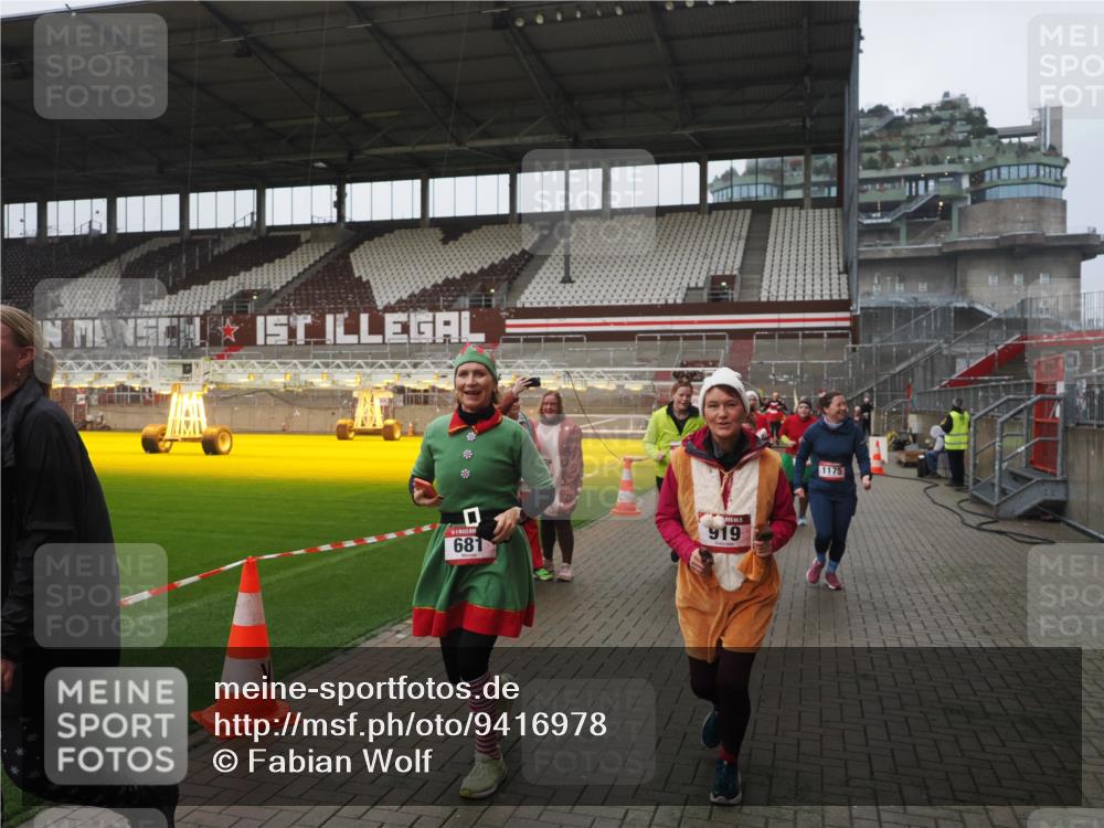 07.12.2025 - St. Pauli X-Mass-Run No. 15 Fabian Wolf http://msf.ph/oto/9416978 07.12.2025 11:13:01 Ziel 681, 683, 684, 919, 1175, 1178, 1703, 3167, 4794, 4795, 4796, 4802, 4804 meine-sportfotos.de