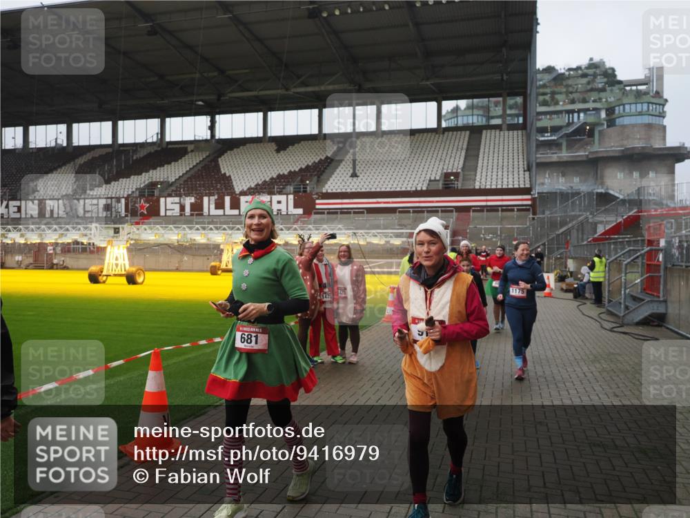 07.12.2025 - St. Pauli X-Mass-Run No. 15 Fabian Wolf http://msf.ph/oto/9416979 07.12.2025 11:13:02 Ziel 681, 683, 684, 919, 1175, 1178, 1703, 3167, 4795, 4796 meine-sportfotos.de