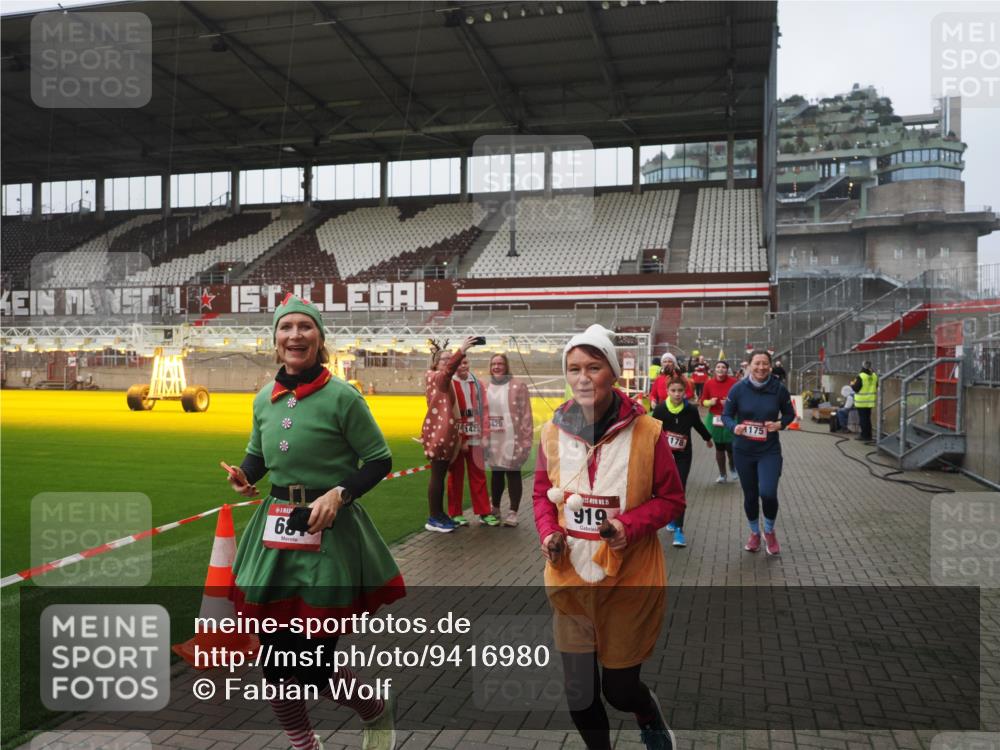 07.12.2025 - St. Pauli X-Mass-Run No. 15 Fabian Wolf http://msf.ph/oto/9416980 07.12.2025 11:13:02 Ziel 681, 683, 684, 919, 1175, 1178, 1703, 3167, 4795, 4796 meine-sportfotos.de