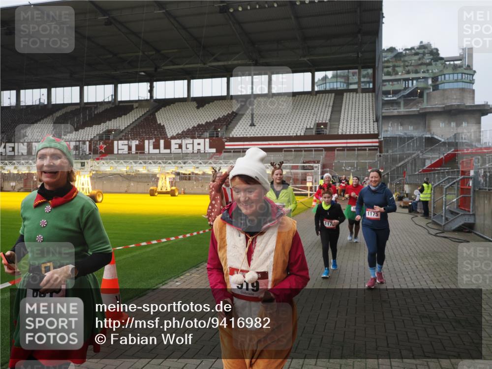 07.12.2025 - St. Pauli X-Mass-Run No. 15 Fabian Wolf http://msf.ph/oto/9416982 07.12.2025 11:13:02 Ziel 681, 683, 684, 919, 1175, 1178, 1703, 3167, 4795, 4796 meine-sportfotos.de