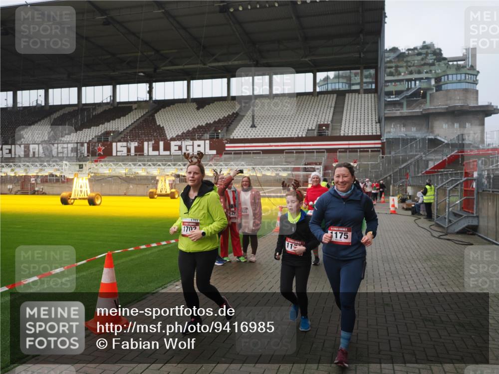 07.12.2025 - St. Pauli X-Mass-Run No. 15 Fabian Wolf http://msf.ph/oto/9416985 07.12.2025 11:13:03 Ziel 681, 683, 684, 919, 1175, 1178, 1703, 3167, 4795, 4796 meine-sportfotos.de