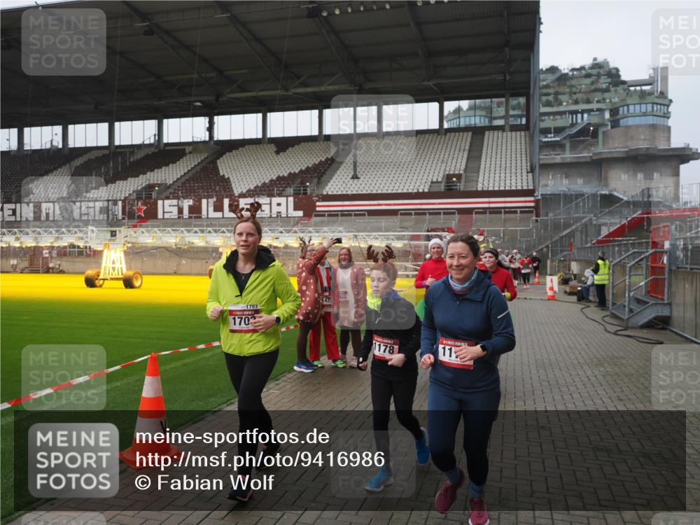 07.12.2025 - St. Pauli X-Mass-Run No. 15 Fabian Wolf http://msf.ph/oto/9416986 07.12.2025 11:13:04 Ziel 17, 22, 47, 681, 683, 684, 919, 1022, 1175, 1178, 1703, 4795, 4796 meine-sportfotos.de