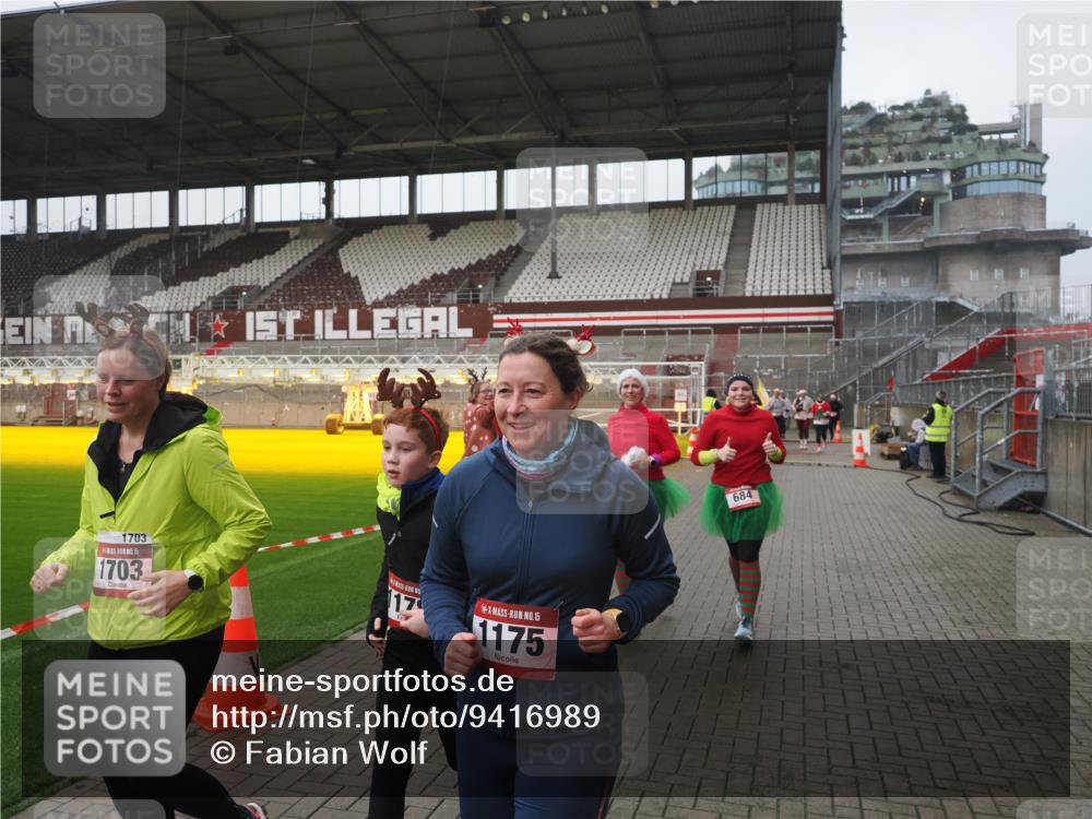 07.12.2025 - St. Pauli X-Mass-Run No. 15 Fabian Wolf http://msf.ph/oto/9416989 07.12.2025 11:13:04 Ziel 17, 22, 47, 681, 683, 684, 919, 1022, 1175, 1178, 1703, 4795, 4796 meine-sportfotos.de
