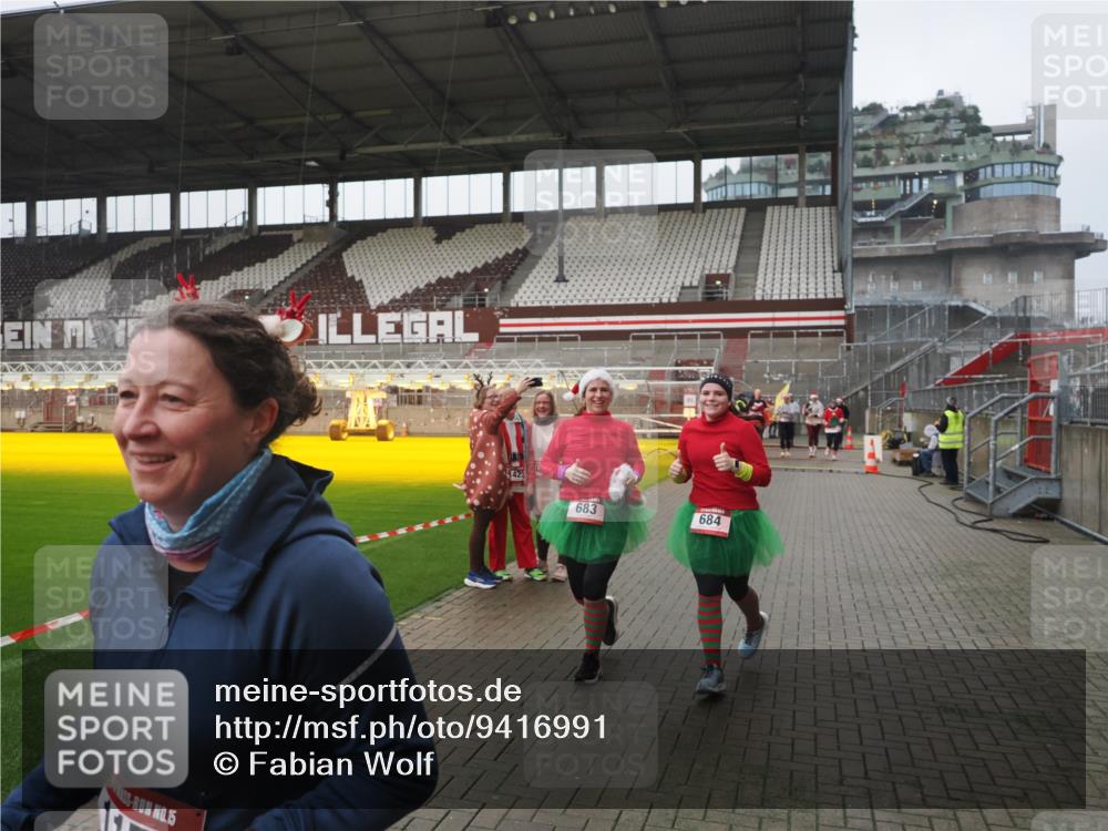 07.12.2025 - St. Pauli X-Mass-Run No. 15 Fabian Wolf http://msf.ph/oto/9416991 07.12.2025 11:13:05 Ziel 17, 22, 47, 681, 683, 684, 919, 1022, 1175, 1178, 1703, 4795, 4796 meine-sportfotos.de