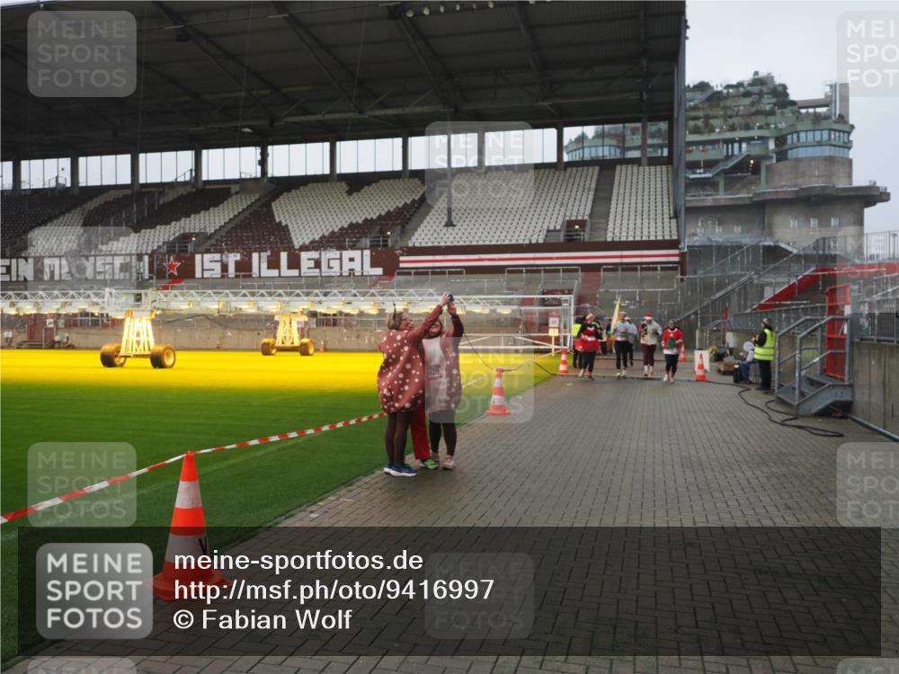 07.12.2025 - St. Pauli X-Mass-Run No. 15 Fabian Wolf http://msf.ph/oto/9416997 07.12.2025 11:13:07 Ziel 17, 22, 47, 681, 683, 684, 919, 1022, 1175, 1178, 1645, 1646, 1647, 1703 meine-sportfotos.de