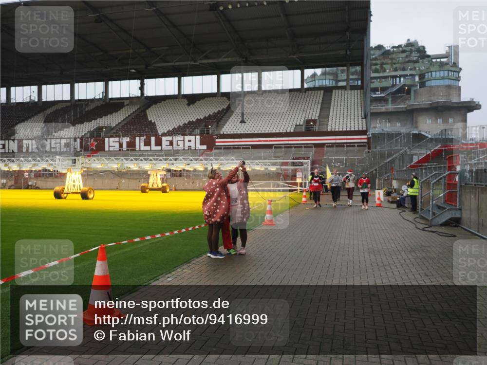 07.12.2025 - St. Pauli X-Mass-Run No. 15 Fabian Wolf http://msf.ph/oto/9416999 07.12.2025 11:13:07 Ziel 17, 22, 47, 681, 683, 684, 919, 1022, 1175, 1178, 1645, 1646, 1647, 1703 meine-sportfotos.de