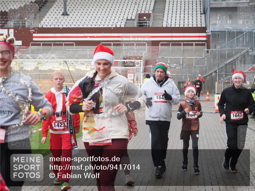 07.12.2025 - St. Pauli X-Mass-Run No. 15 Fabian Wolf http://msf.ph/oto/9417014 07.12.2025 11:13:15 Ziel 17, 22, 47, 683, 684, 1022, 1645, 1646, 1647, 2125 meine-sportfotos.de
