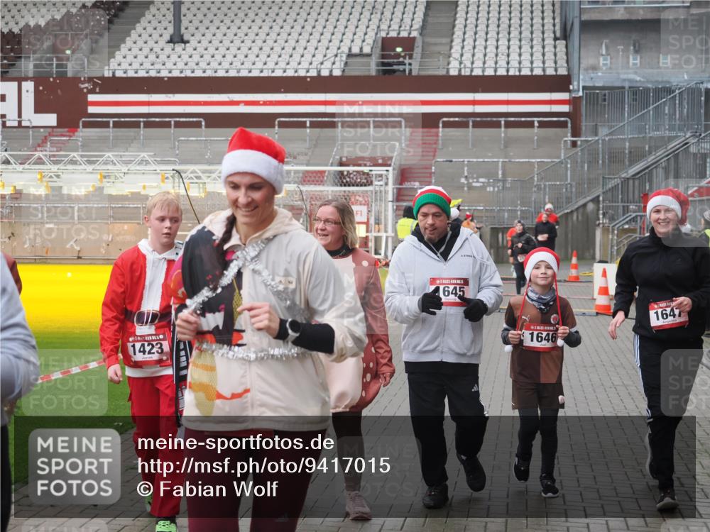 07.12.2025 - St. Pauli X-Mass-Run No. 15 Fabian Wolf http://msf.ph/oto/9417015 07.12.2025 11:13:16 Ziel 17, 22, 47, 1022, 1645, 1646, 1647, 2125 meine-sportfotos.de
