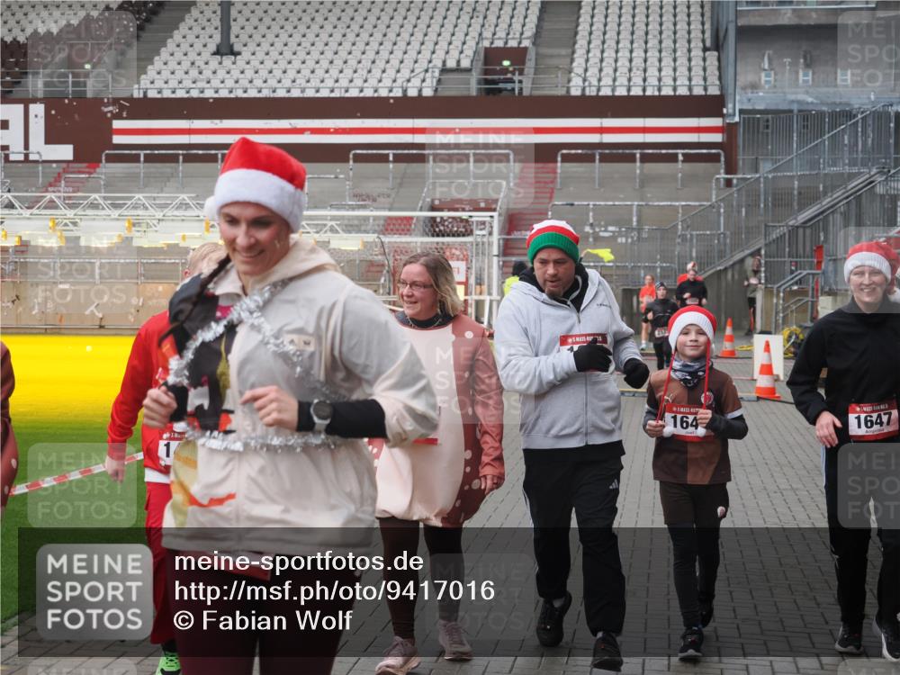 07.12.2025 - St. Pauli X-Mass-Run No. 15 Fabian Wolf http://msf.ph/oto/9417016 07.12.2025 11:13:16 Ziel 17, 22, 47, 1022, 1645, 1646, 1647, 2125 meine-sportfotos.de