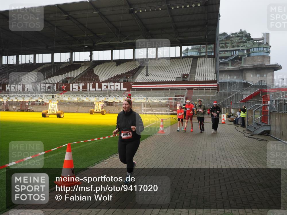 07.12.2025 - St. Pauli X-Mass-Run No. 15 Fabian Wolf http://msf.ph/oto/9417020 07.12.2025 11:13:27 Ziel 585, 1338, 1341, 1647, 1664, 2125, 2773 meine-sportfotos.de