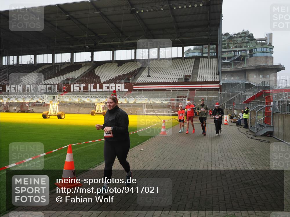 07.12.2025 - St. Pauli X-Mass-Run No. 15 Fabian Wolf http://msf.ph/oto/9417021 07.12.2025 11:13:27 Ziel 585, 1338, 1341, 1647, 1664, 2125, 2773 meine-sportfotos.de