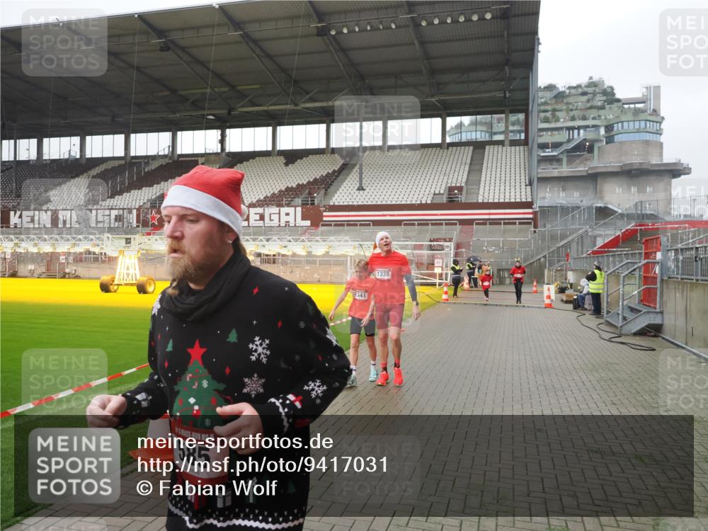 07.12.2025 - St. Pauli X-Mass-Run No. 15 Fabian Wolf http://msf.ph/oto/9417031 07.12.2025 11:13:31 Ziel 585, 1111, 1114, 1338, 1341, 1664, 2125, 2773 meine-sportfotos.de