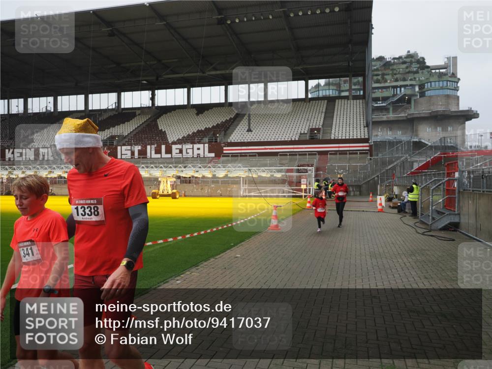 07.12.2025 - St. Pauli X-Mass-Run No. 15 Fabian Wolf http://msf.ph/oto/9417037 07.12.2025 11:13:35 Ziel 585, 1111, 1114, 1338, 1341, 1664, 2125, 2773 meine-sportfotos.de