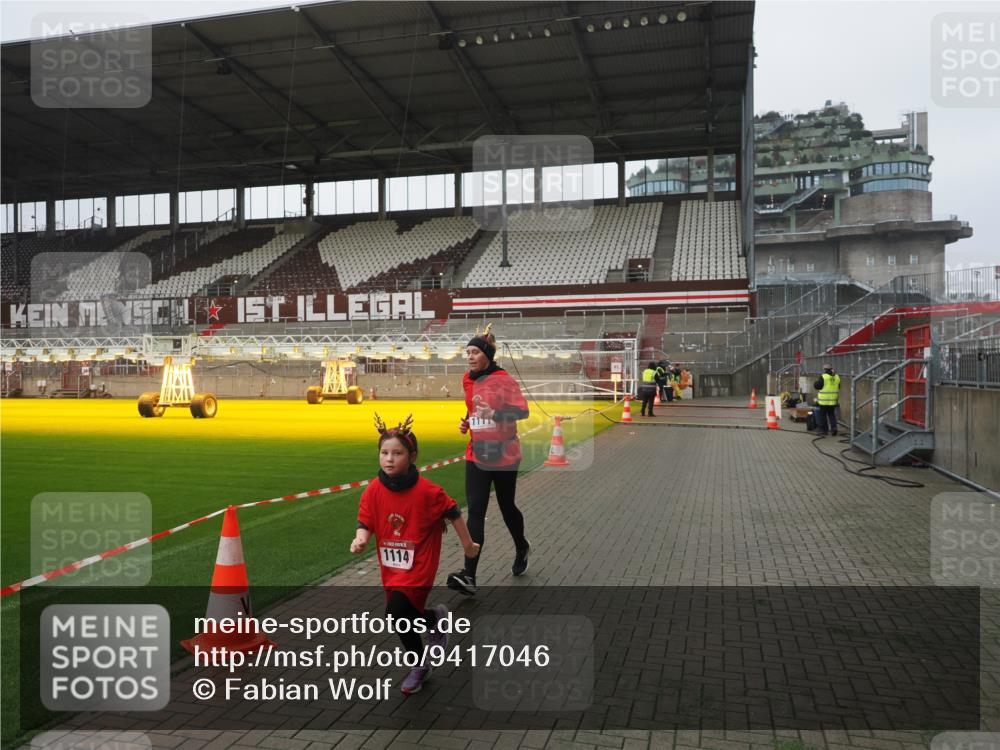 07.12.2025 - St. Pauli X-Mass-Run No. 15 Fabian Wolf http://msf.ph/oto/9417046 07.12.2025 11:13:38 Ziel 585, 1111, 1114, 1338, 1341, 1664, 2773 meine-sportfotos.de