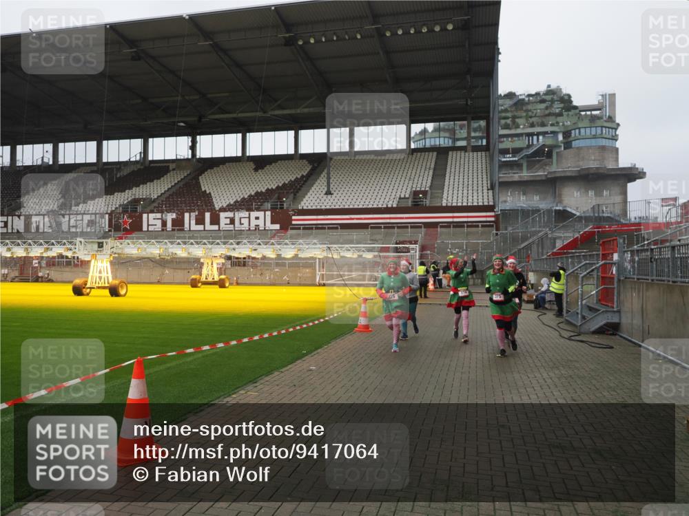 07.12.2025 - St. Pauli X-Mass-Run No. 15 Fabian Wolf http://msf.ph/oto/9417064 07.12.2025 11:14:00 Ziel 274, 375, 425, 475, 708 meine-sportfotos.de
