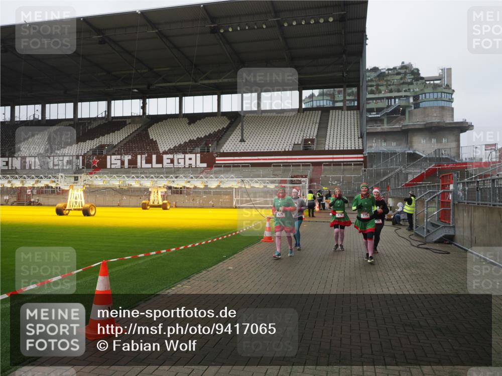 07.12.2025 - St. Pauli X-Mass-Run No. 15 Fabian Wolf http://msf.ph/oto/9417065 07.12.2025 11:14:00 Ziel 274, 375, 425, 475, 708 meine-sportfotos.de